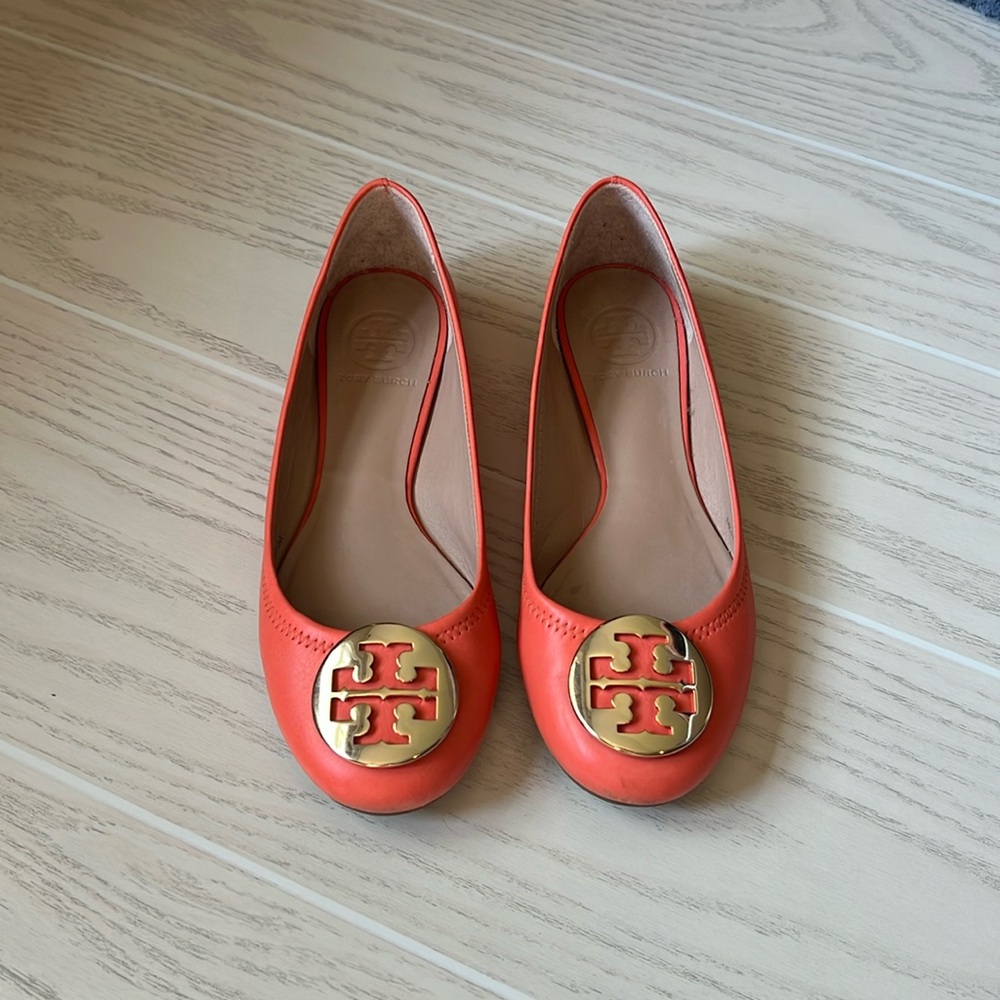 Tory Burch Coral Flats Gold Logo Size 6.5